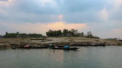 Sierkussen The Padma is the most beautiful river in Bangladesh. Row upon row of boats beautiful view of the river bank. © Monochobe