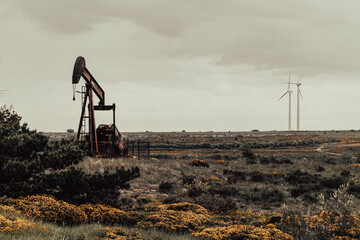Pozo de petróleo y energía  eólica en Sargentes de Lora