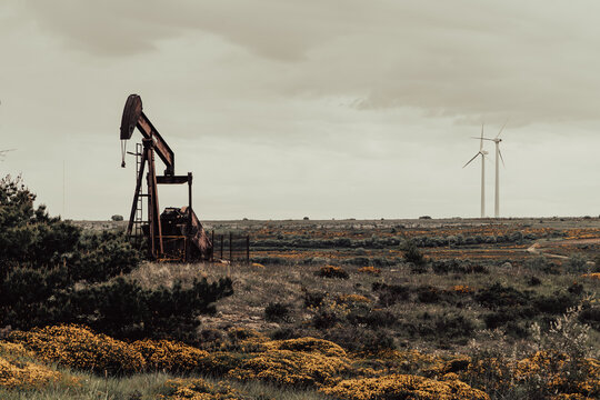 Pozo de petr&oacute;leo y energ&iacute;a  e&oacute;lica en Sargentes de Lora