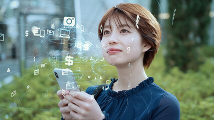 モバイル通信　アプリ　スマホを使う女性 © metamorworks