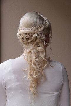 Hochzeitsfrisur einer Frau mit blondem Haar
