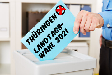 Hand beim Wählen für Landtagswahl 2021 in Thüringen