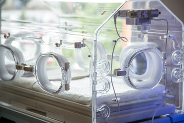 Inkubator na oddziale neonatologicznym w szpitalu.  Sprzęt medyczny. 
