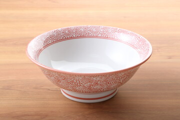 赤い唐草模様の麺鉢