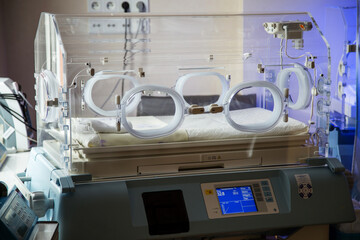 Inkubator na oddziale neonatologicznym w szpitalu.  Sprzęt medyczny.  - obrazy, fototapety, plakaty