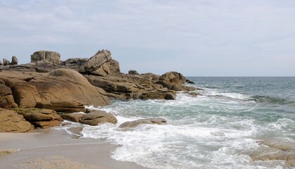 les vagues sur les rochers à Lesconil en Finistère Bretagne France	