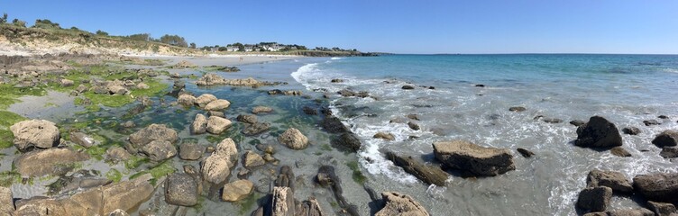 le long de la plage tahiti de raguenez en Finistère Bretagne France	