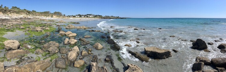 Fototapeta na wymiar le long de la plage tahiti de raguenez en Finistère Bretagne France 