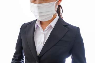 懐中電灯を使う若い女性