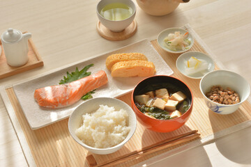 和朝食　鮭の塩焼き　豆腐の味噌汁 - 443820377