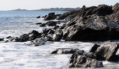 le long de la plage tahiti de raguenez en Finistère Bretagne France	
