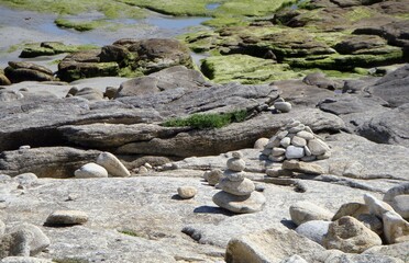 les algues vertes et l'empilement des galets sur les rochers à Lesconil en Finistère Bretagne France	
