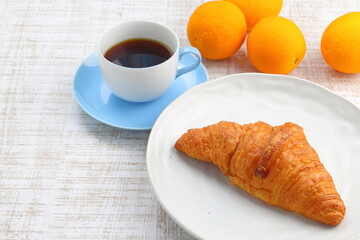 クロワッサン　朝食　イメージ