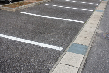 Fototapeta premium 日本で撮影した舗装された駐車場の写真