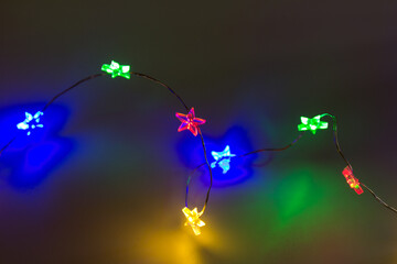 Obraz premium Christmas lights garland on a glittering background