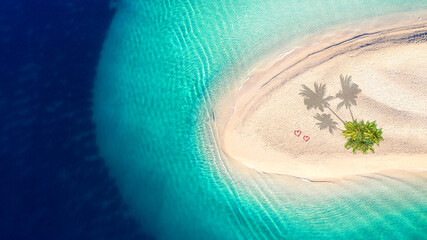 einsame Insel mit Palmen und Herzen