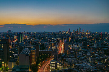 Fototapeta na wymiar 夕暮れとオレンジに染まる東京の夜景
