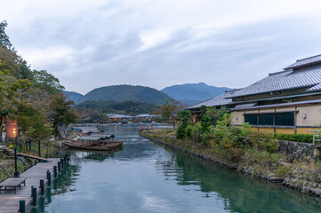 Fototapeta na wymiar 京都の伝統的な川沿い