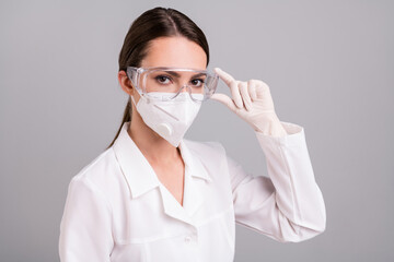 Photo portrait female doctor wearing protective mask glasses gloves ready to work isolated grey color background