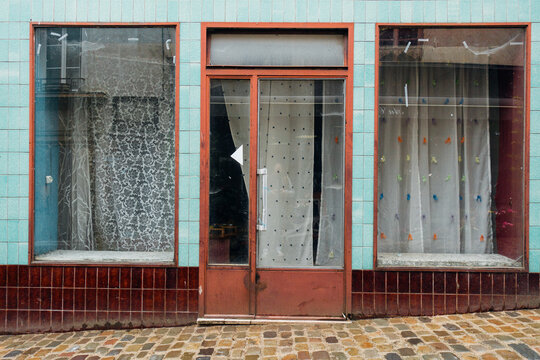 Une veille fa&ccedil;ade de magasin. Une vieille devanture de magasin. Un ancien magasin abandonn&eacute;. Un magasin vintage.
