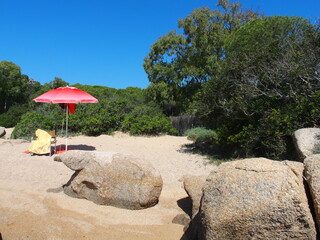 Eine Standlandschaft mit rotem Sonnenschirm
