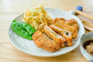 薄い豚肩ロースの大葉カツと中華麺サラダ