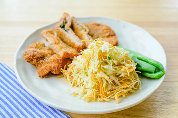 薄い豚肩ロースの大葉カツと中華麺サラダ
