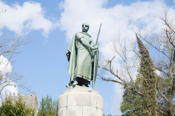 Estátua de D. Afonso Henriques, primeiro rei de Portugal. Localizada em Guimarães. - obrazy, fototapety, plakaty