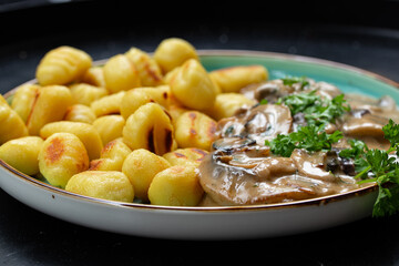 Gebratene Gnocchi mit Champignons