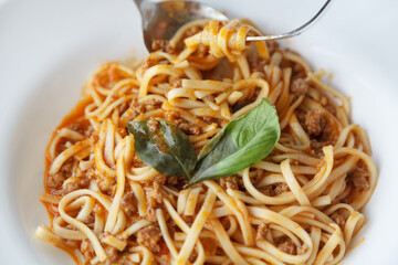 How to eat pasta with cutlery
