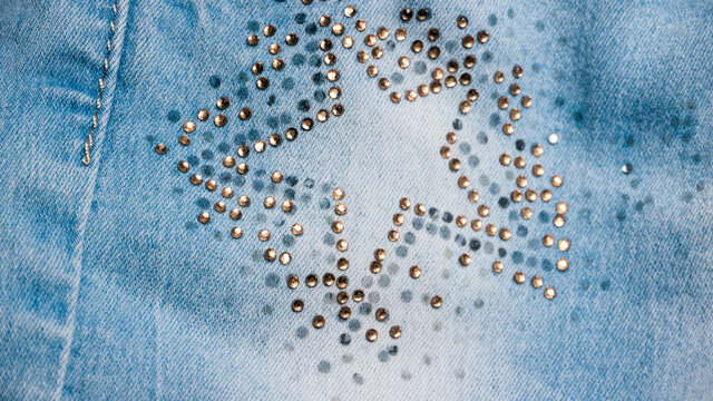 Estrella de adornos de pedrer&iacute;a en pantal&oacute;n denim azul claro
