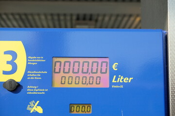 FU 2020-08-11 Fries T2 1230 Anzeige eines Tankautomaten