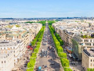 パリ　凱旋門から眺めるシャンゼリゼ通り