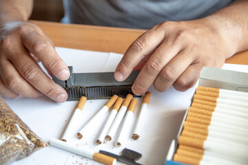 Making cigarettes at home from tobacco and cigarette liners using a manual machine