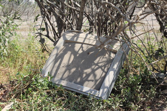 televisor antiguo abandonado