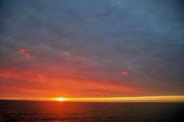 Naklejka na ściany i meble Sonnenaufgang über dem Ozean