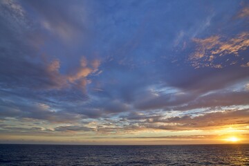 Naklejka na ściany i meble Sonnenaufgang über dem Ozean