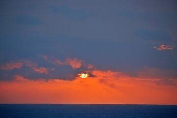 Fototapeta na wymiar Sonnenaufgang über dem Ozean