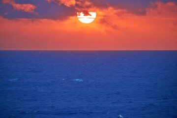 Sonnenaufgang über dem Ozean