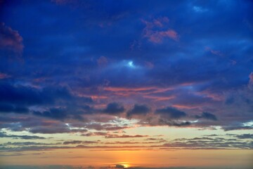 Fototapeta na wymiar Sonnenaufgang über dem Ozean