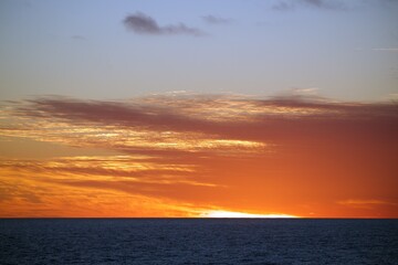 Sonnenaufgang über dem Ozean