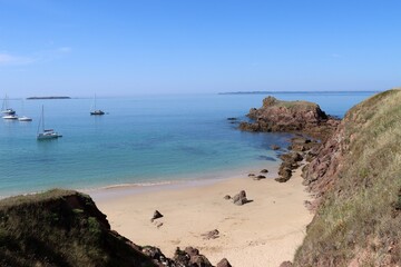 beach and sailboats in Houat 