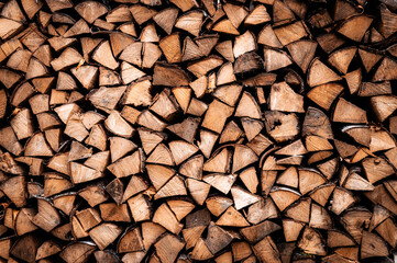 getextureerde brandhout achtergrond van gehakt hout voor het aansteken en verwarmen van het huis. een houtstapel met gestapeld brandhout. de textuur van de berkenboom
