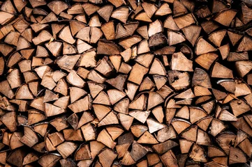 Foto op Aluminium getextureerde brandhout achtergrond van gehakt hout voor het aansteken en verwarmen van het huis. een houtstapel met gestapeld brandhout. de textuur van de berkenboom © Ksenia