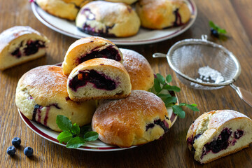 Domowe bułki drożdżowe z jagodami © Monika