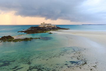 Fort National at eventail beach in Saint-Malo - obrazy, fototapety, plakaty