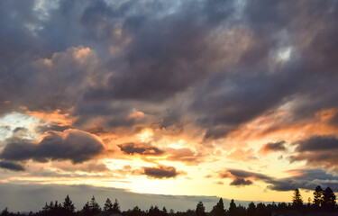 黄昏青とオレンジのまだらな模様の雲が散る夕焼け空時の空