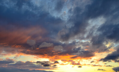 Naklejka na ściany i meble 青とオレンジのまだらな模様の雲が散る夕焼け空