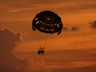 Parachute ascensionnel lors du coucher de soleil Martinique