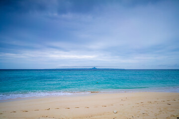 Fototapeta na wymiar 沖縄 瀬底島の瀬底ビーチの風景